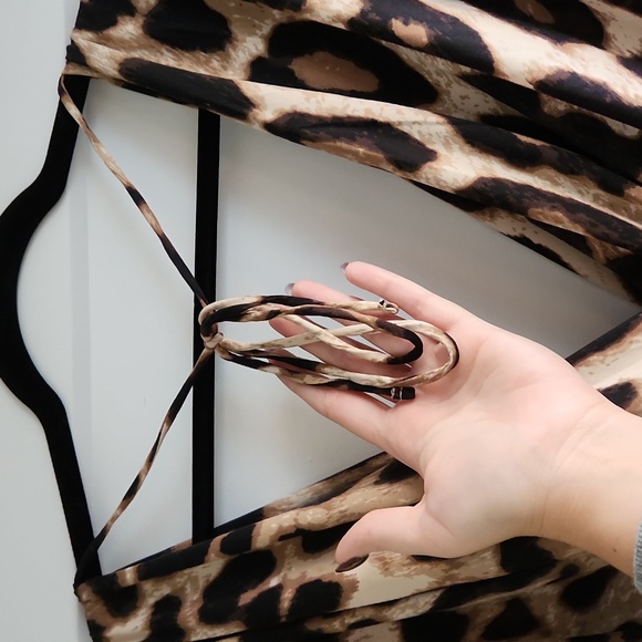 🐆H&M🐆 Leopard print deep V draped bodysuit, size L - Picture 3 of 8